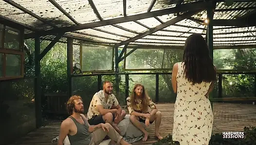 Lustvolle becky im freien, 3-mann-gangbang lässt ihre nasse muschi zicken