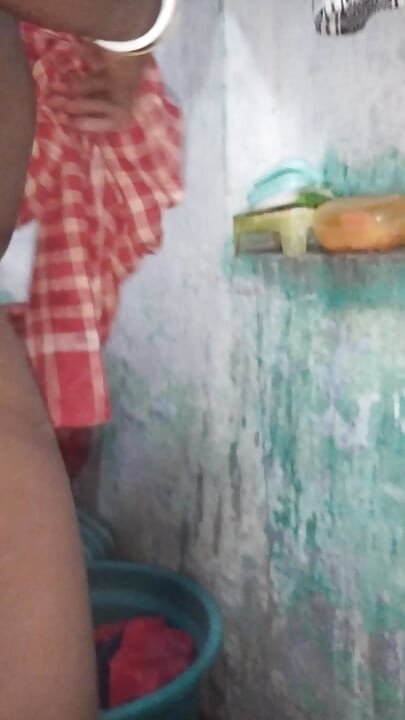 İri göğüslü desi teyze banyo yapıyor
