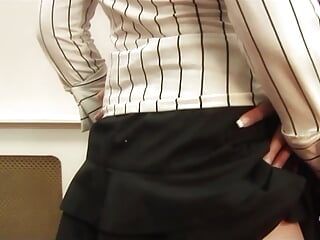 オフィスに短いスカートを着ることによって、ブロンドは彼女の不機嫌そうなレズの上司を誘惑します