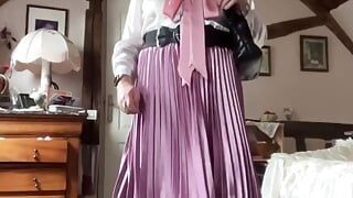 In burgerlijke kledij met een oude roze geplooide rok voor een dag