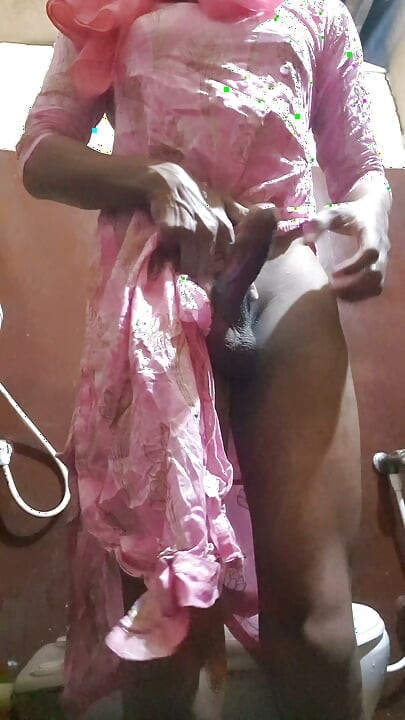 Desi hijabi sissy travesti masturbándose