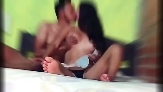 Друг моего мужа жестко трахает меня, пока не кончит в мою киску. Настоящее домашнее видео.