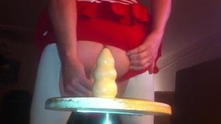 Travestito tirando fuori il dildo inserito nella spina anale
