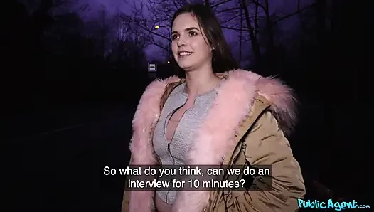 Агент - 20-летняя студентка Taylee Wood светит ее большими сиськами
