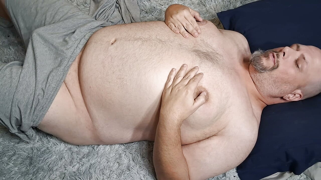 Tombul adam yere uzanıyor ve boşalıyor