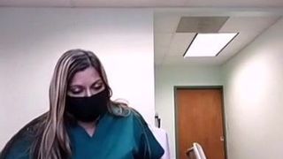 Enfermera gordita tratando de presumir