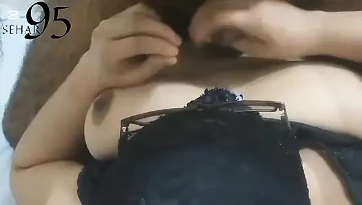 Kocası yabancının karısını otel yatağına bağlı ve gözleri bağlı olarak kullanmasına izin veriyor