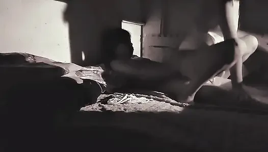 Aku menyiapkan kamera untuk melihat apa yang dilakukan putri tiriku saat aku pergi bekerja