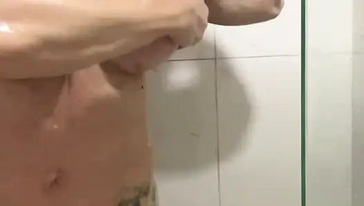 Muskulöse göttin masturbiert seifige muschi in der dusche