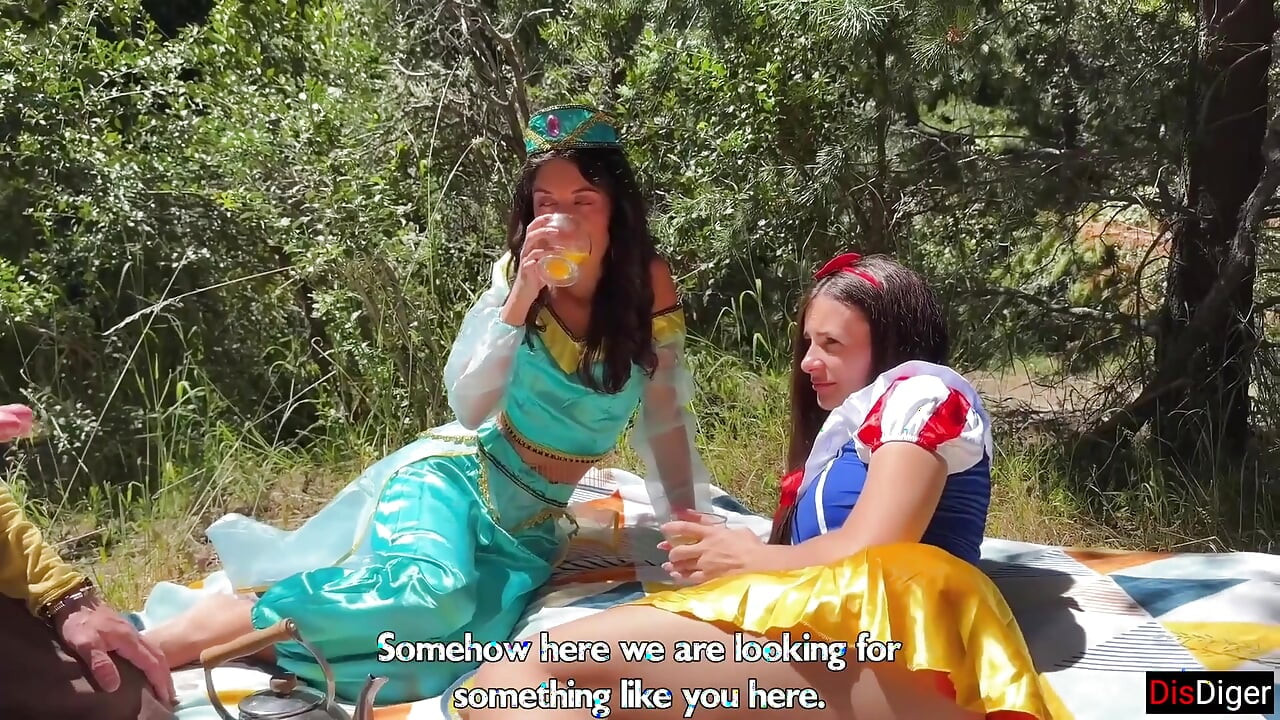 Fofa princesas Jasmine e Branca de Neve fodidas por caras duros em uma floresta de contos de fadas