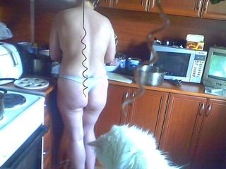 रसोई घर में पत्नी