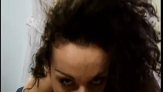 Büyük memeli esmer orta yaşlı seksi kadın parmaklıyor ve damlayan deliklerini oyuncak olarak kullanıyor
