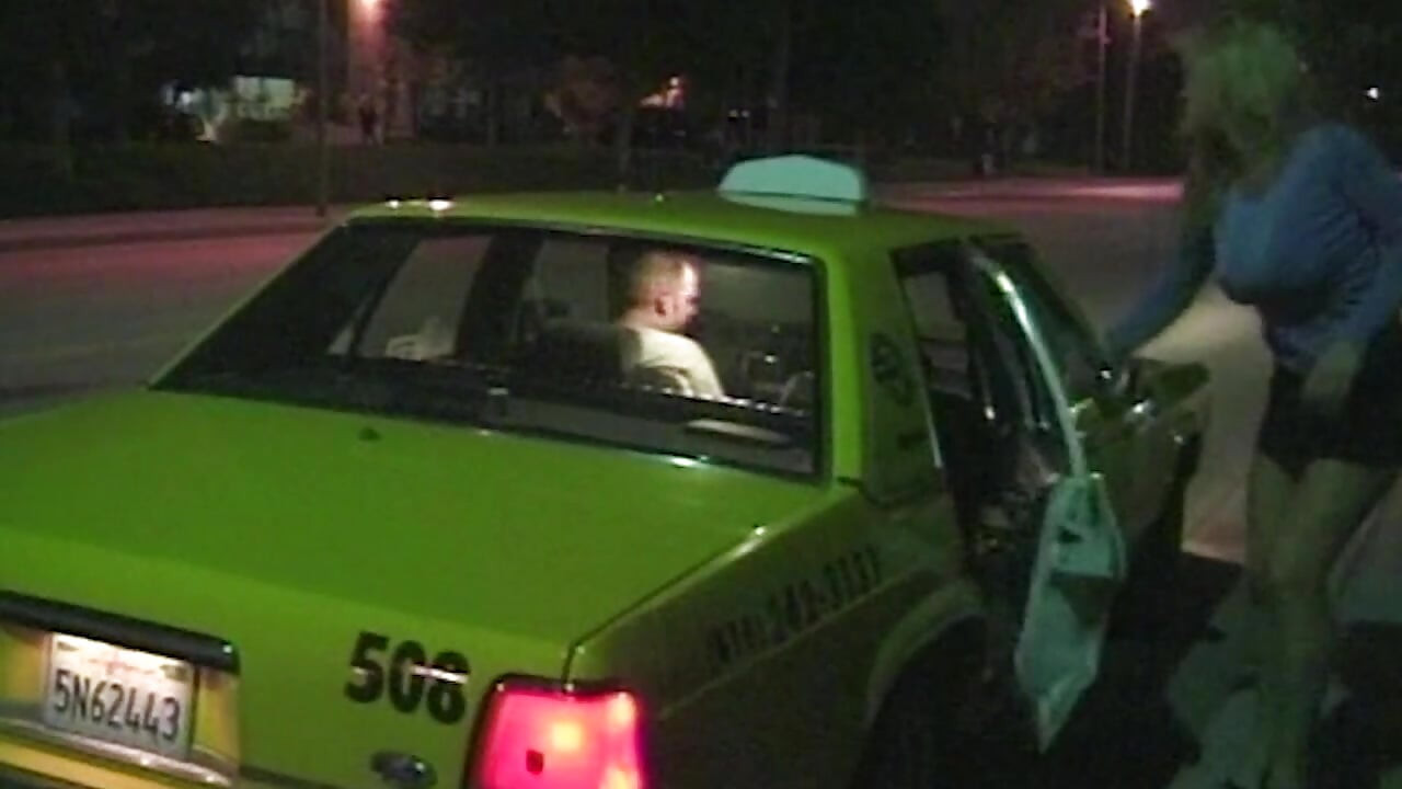 Wilde Taxifahrt mit geiler Blondine