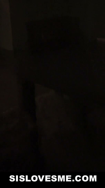 אחות חורגת ואח חורג מזדיינים בזמן מסיבת אמא חורגת ואבא חורג - הסרט המלא של Sislovesme | קליפ 2