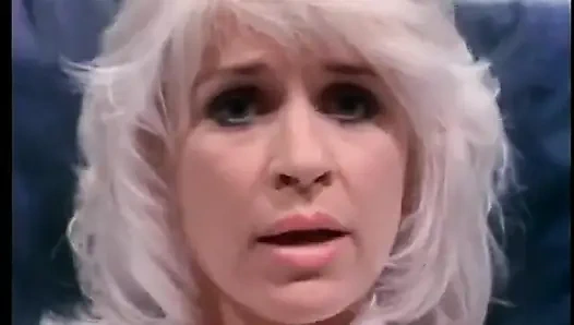 Sexy blonde MILF in roten dessous kann anal bohren wie ein profi