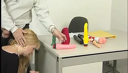 Blonde reife wird in ihre haarige fotze gefickt