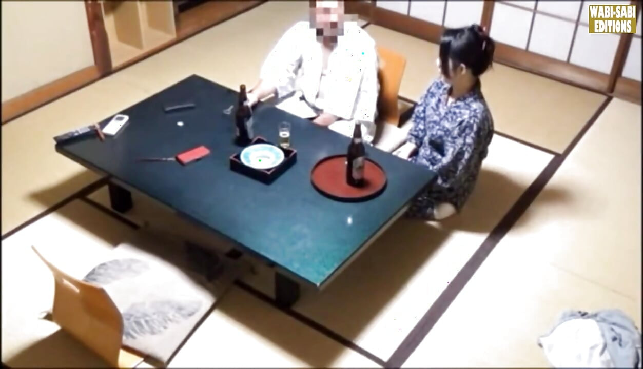 Özel bir oda seansında yakalanan bir kaplıca görevlisinin saatler sonra baştan çıkarılması -sahne.1