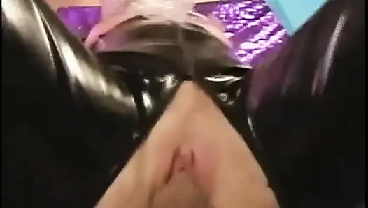 Memek dan pantat cewek dengan lateks ini dientot habis-habisan