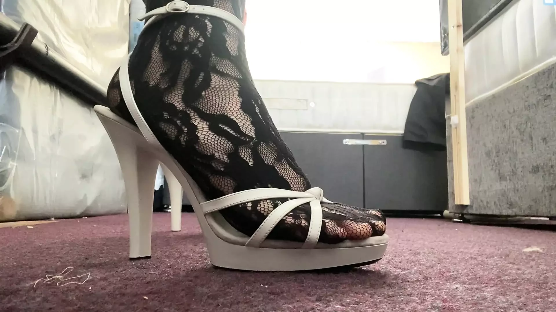 Pleaser - tacones blancos de 5 pulgadas con medias negras y minifalda