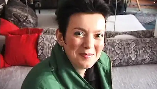 Грудастая милфа-шлюшка сосет маленький хуй в любительском видео