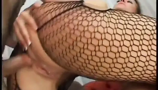 İki amcık yiyen sürtük bir delikanlının yarağını sikiyor ve dölleniyor