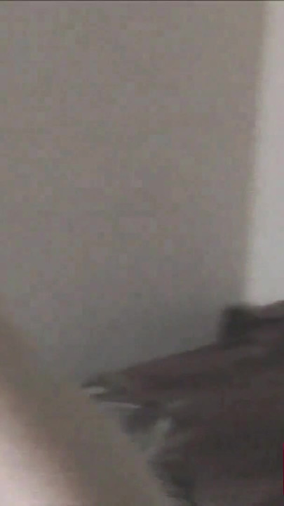 Solo jonge vrouw zonder slipje in de badkamer in de ochtend, vingers masturberen nat poesje in de slaapkamer tot een orgasme spuit, in ... | Clip 3