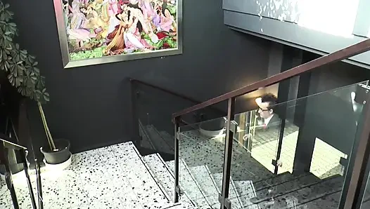 Büyük memeli orta yaşlı seksi sarışın götten sikiliyor ve yüzüne püskürtülür