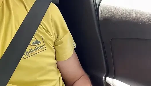 BeENJoY – Sie beobachtet mich, als sie in ihr Auto steigt. Sie warf mehrmals einen Blick zu, bevor sie den Parkplatz verließ