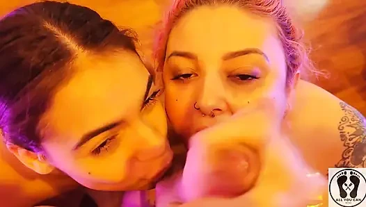 Çaresiz oda arkadaşı yüzüne çifte sakso çekiyor