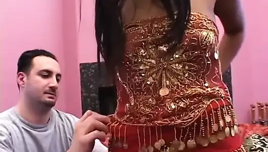 Pelacur dengan kawat gigi disetubuhi dengan dua kontol di threesome