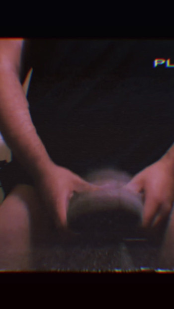 我的好朋友把他的面包车留给我，我撸管并射在他们身上