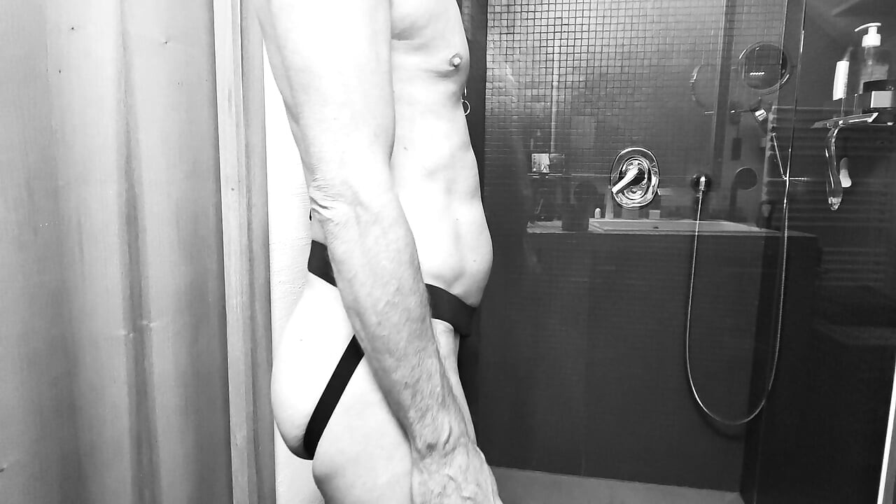 Auto fisting anal en jockstrap con enormes labios vaginales y prolapso