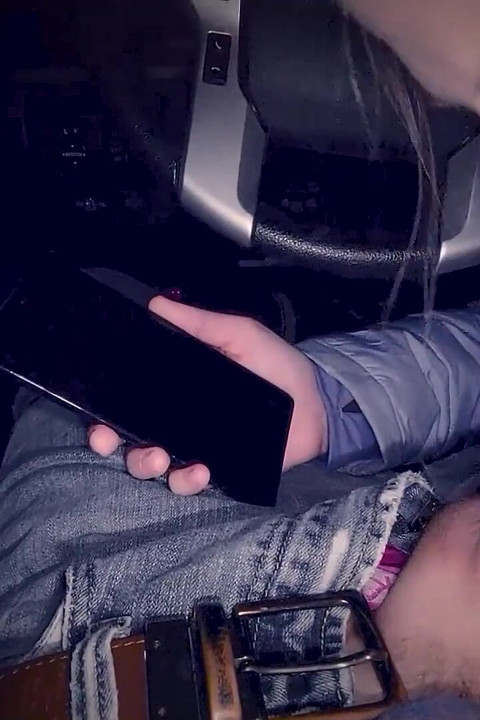 Aldatılan adam evde otururken karısı erkek arkadaşını spor salonunun dışında yalıyor ve video gönderiyor.