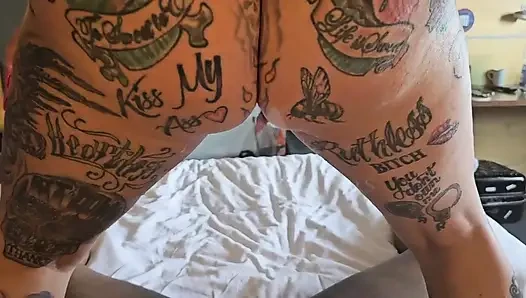 Tatty Tyler дрочит и дрочит ногами