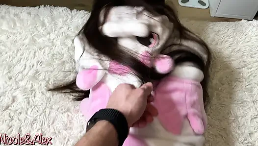 Kakak tiriku nggak bakal ngebiarkan aku main game console. Fucked Me