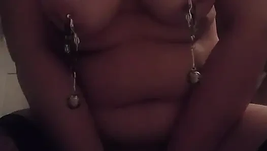 Schmerzschlampe: Nippelgewichte, muschiklemmen. Mit einem zauberstab bis zum orgasmus spielen.