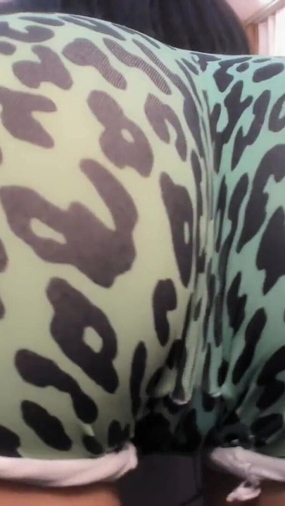 Ključni trenutak iz "Seksi i prekrasne Latine s velikom guzicom twerka, pleše perreo i trlja guzicu o dildo JEBANJE U OGLEDALU"
