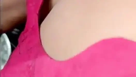 Karısı bluzla yemek pişirirken komşu video çekti