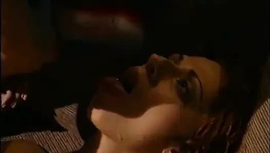 Olgun fahişe arkadan alıyor ve götüne boşaltıyor