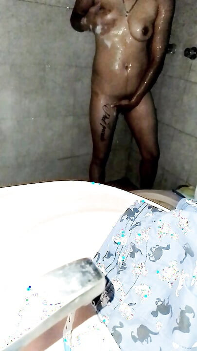 Masturbandome mientras me ducho