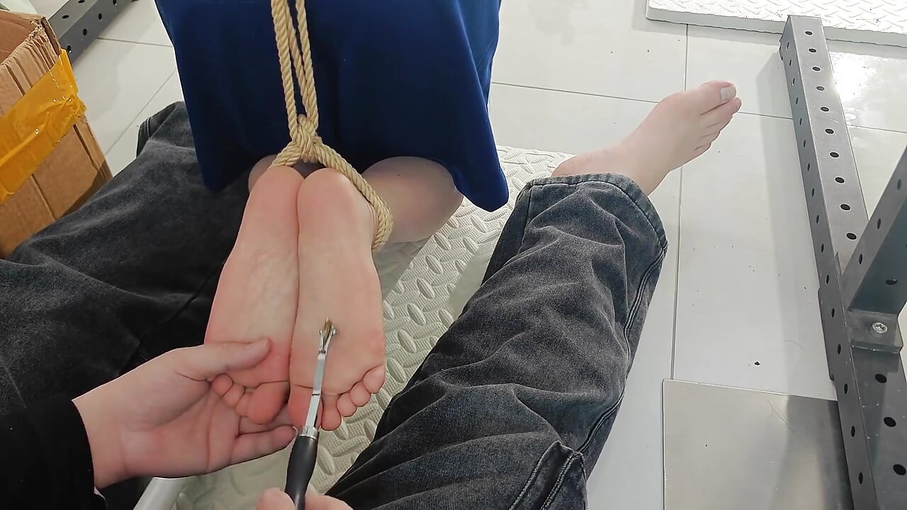 O fată cu căluș metalic în loc, joacă cu limba ei