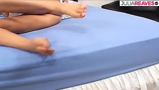 Sexy schätzchen stöhnt vor vergnügen, als ein riesiger schwanz ihre rasierte muschi stößt