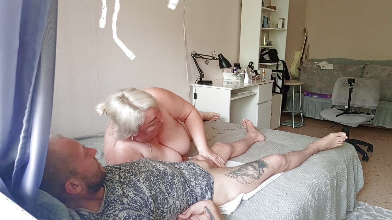 Komşu yarağımı ağzıyla eziyor ve içine bir parça ateşli döl alıyor