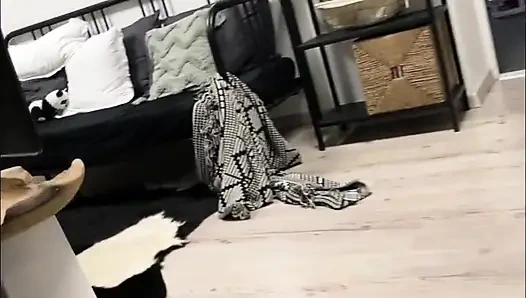 Pelayan dengan lateks lagi ngentot pakai sepatu hak tinggi dan rantai