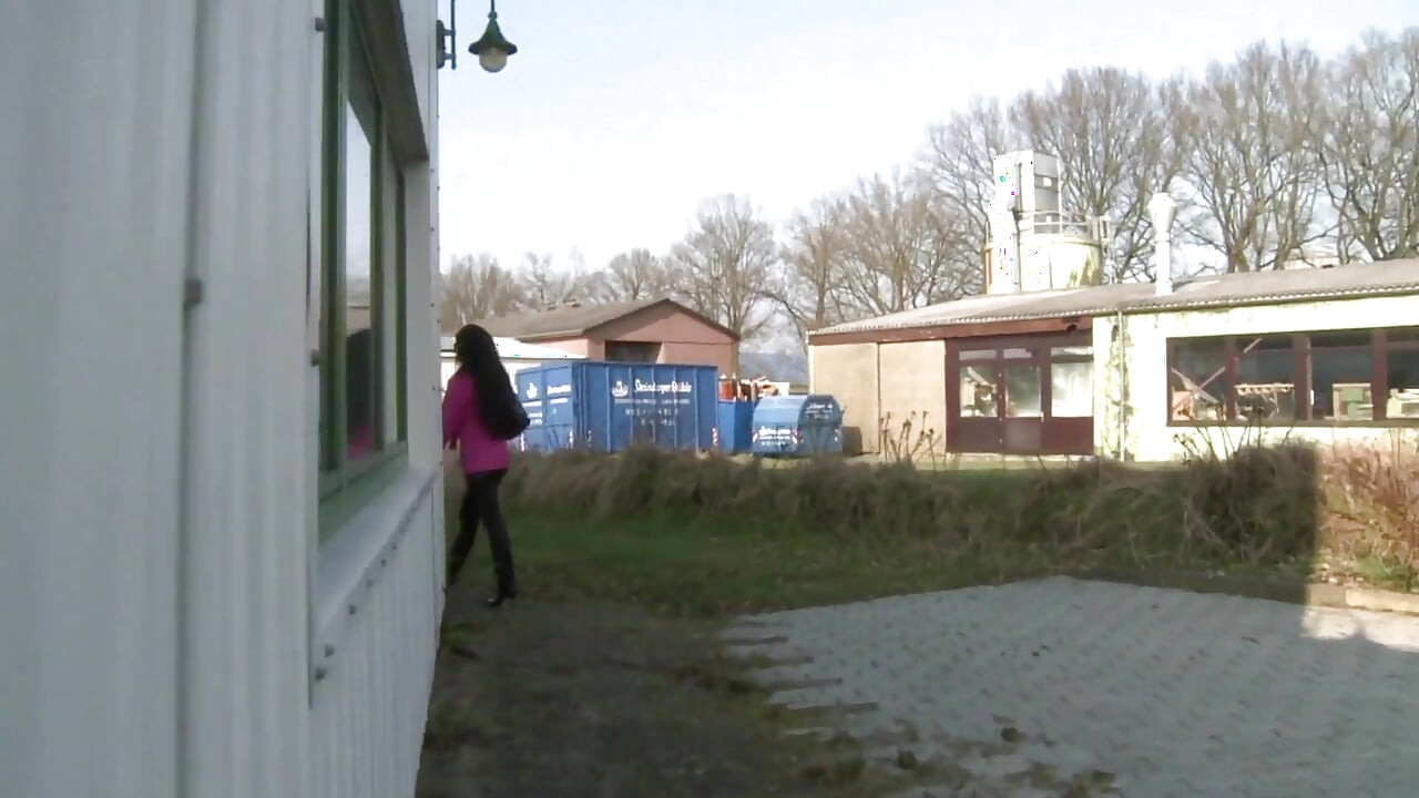 角質幅ひよこはPOV弄で彼のコックを吸い始めます