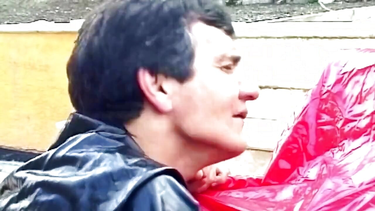 Smeđokosa dominatrix pričvršćuje štipaljke na kurac