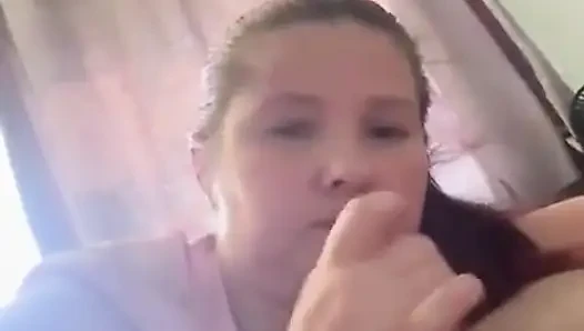 Сосет его мясистый член