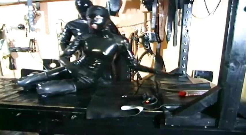 Ekstrem bondage for latex-fetisj-slutten
