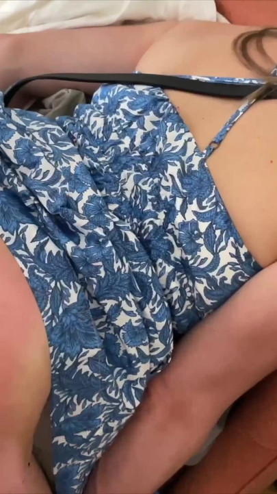 Desembrulhe um brinquedo sexual para as férias | Clipe 3