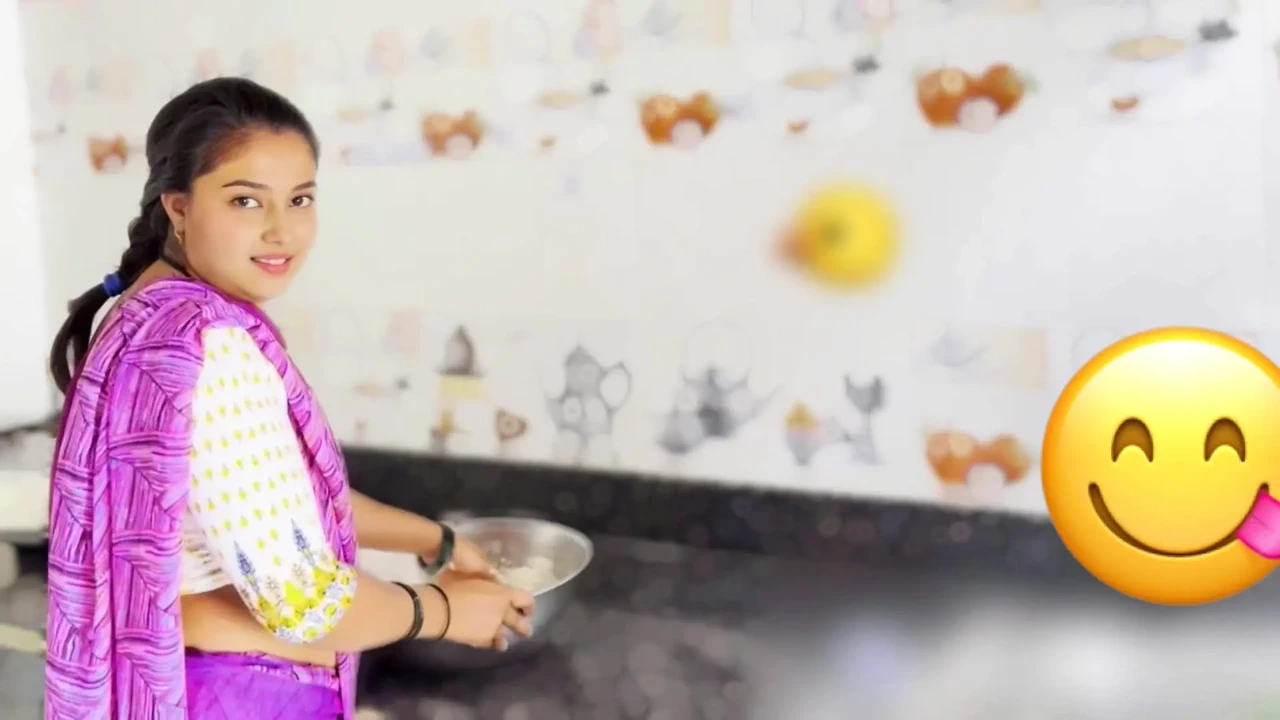 德西无辜的农村女孩（女仆的女孩）骑着鸡巴下老板的房子，被老板性交